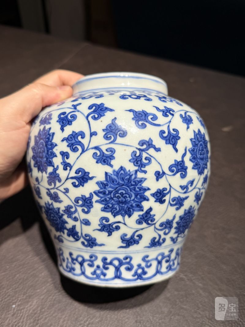 明万历 青花缠枝莲纹罐 - 图7
